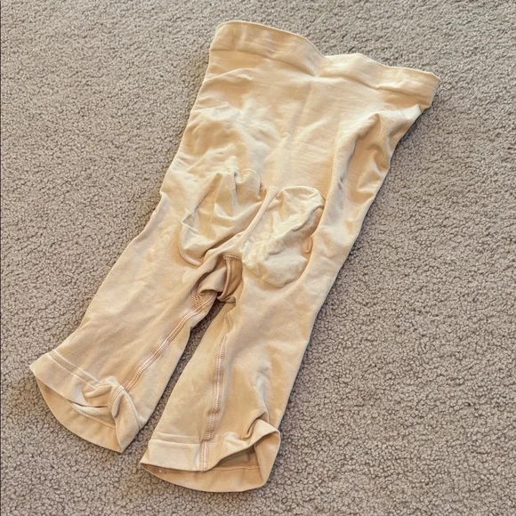 SKIMS Seamless Sculpt Mid Thigh Short - Picture 4 of 4